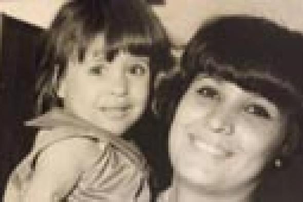 صورة: الراقصة دينا تكشف جانبا نادرا من طفولتها