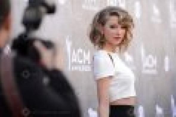 بالصور: تايلور سويفت تتألق في حفل ACM Awards