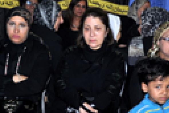 بالصور: بوسي وهاني رمزي والنائب العام الأسبق أبرز الحاضرين في عزاء محمود سلطان