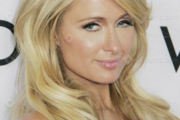 باريس هيلتون ترفع قضية على شركة أحذية