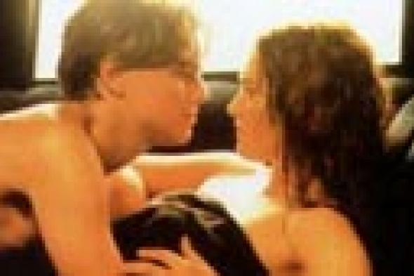 بالصور: فرح زينب عبد الله و"مهند" التركي يعيدا مشهد الرومانسية الشهير في "تايتانيك"