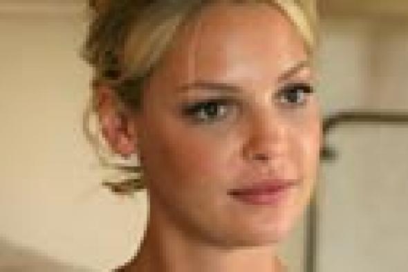 كاثرين هيجل تطالب بتعويض 6 ملايين دولار من صيدلية