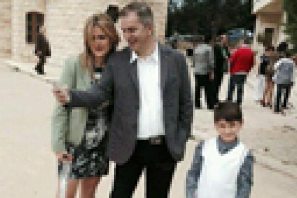 بالصور: طوني خليفة وزوجته يحتفلان بـ"أحد السعف"