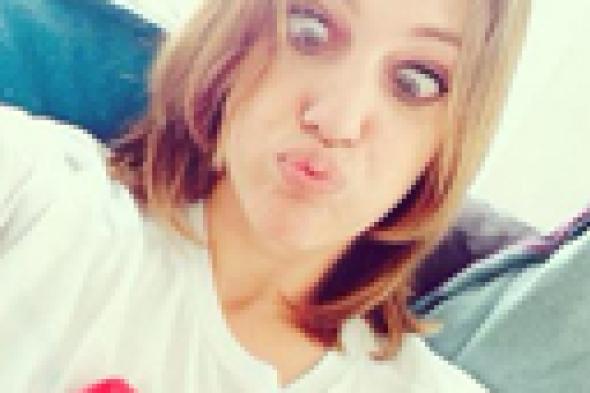 بالصور: "السلطانة هويام" تداعب طفلتها الأولى