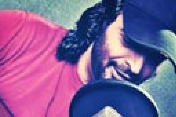 بالفيديو: حميد الشاعري يستعرض ألبومه في نظارة ثلاثية الأبعاد