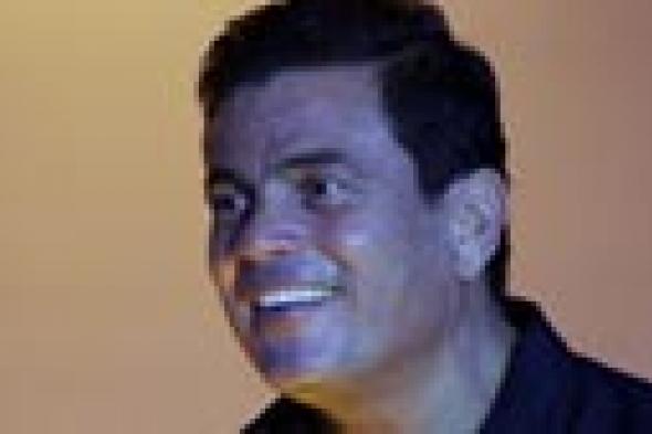 للمرة الثانية: المتحدث باسم الجيش الإسرائيلي يشيد بأغاني عمرو دياب!