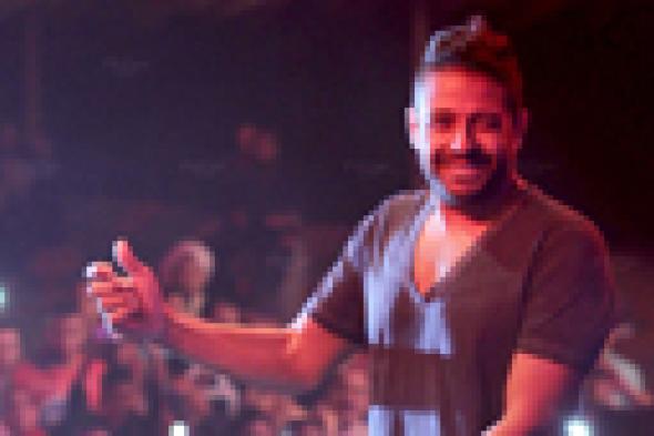 بالصور: حماقي يتحدى برودة جو رأس سدر في شم النسيم