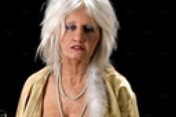 بالفيديو: كاتي بيري راقصة عجوز ويهودي ومهرج ومدرب حيوانات في كليبها الجديد!