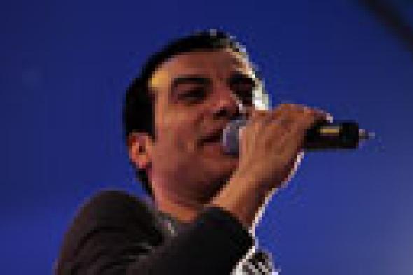 بالفيديو - إيهاب توفيق يغني من تونس: "الله عليك يا سيسى"