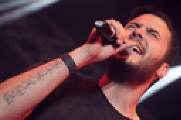 بالفيديو: "كايروكي" يستعين بمشاهد تحرش وزحام مروري في كليب "نفسي أفجر"