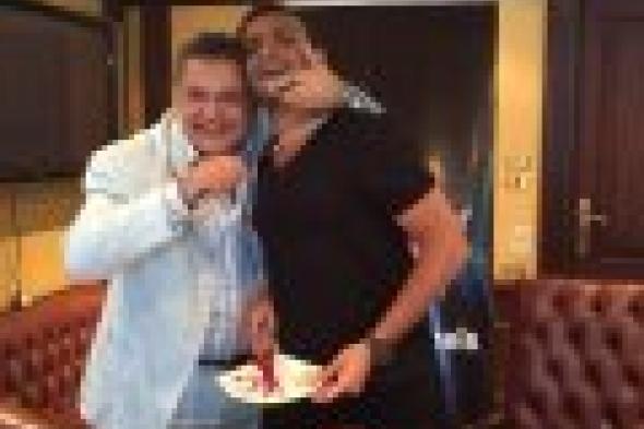 بالصور: محسن جابر يضع السكين على عنق رامي صبري احتفالًا بتصوير كليبه الجديد