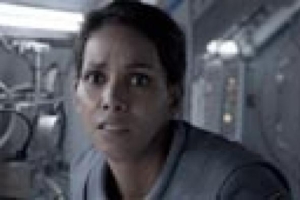 بالفيديو: هالي بيري حامل على يد مجهول من الفضاء الخارجي!