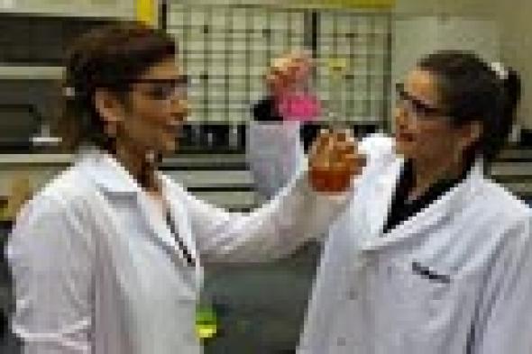 صورة: أصالة نصري مع ابنتها الكبرى "شام" في المختبر