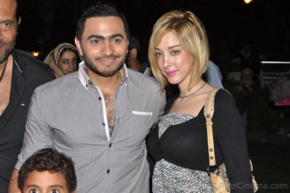 محمد رحيم يدافع عن تامر حسني وزوجته بسمة بوسيل