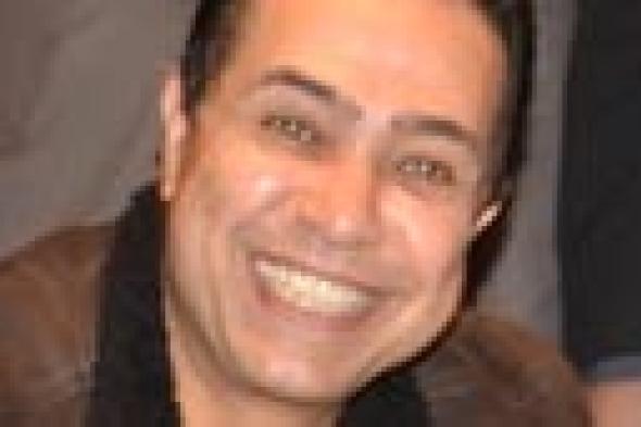 حكيم لتامر حسني: شعر صدرك في "بير"