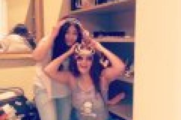 بالصور: غادة عبدالرازق تنشر صور مرحة برفقة صديقتها