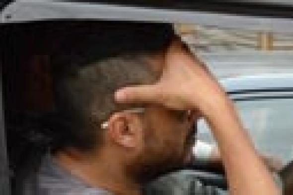 بالصور: "صدمة" حماقي خلال تشييع جثمان والده