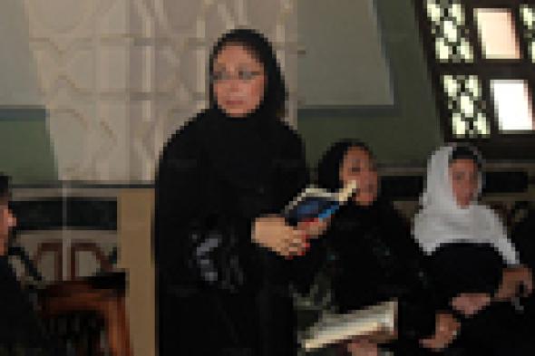 بالصور: لميس الحديدي بالحجاب في جنازة حماتها