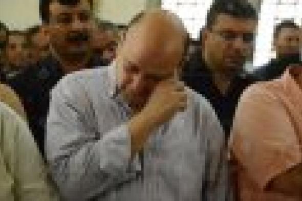 بالصور: بكاء عمرو أديب في جنازة والدته