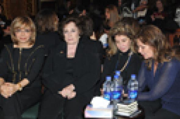 بالصور: الفنانات يتهافتن على التصوير مع جيهان السادات في عزاء والدة "آل أديب"