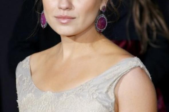 أخيراً.. ميلا كونيس تؤكد خبر حملها