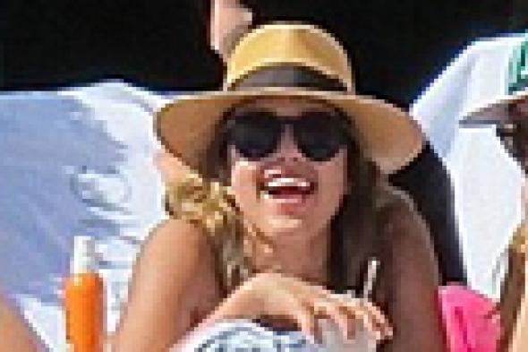 صور: جيسيكا ألبا تدلل نفسها بحمام شمس في عيد ميلادها