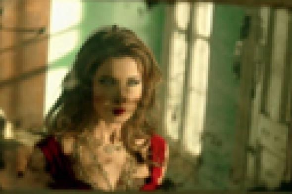 بالفيديو: نانسي عجرم مصدومة من خيانة زوجها في إعلان "مش فارقة كتير"