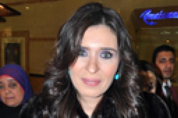 بالفيديو- دينا: ابني لا يغار عليّ ونصحني بالاحترافية في الرقص