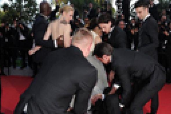 بالفيديو: الذعر يصيب أمريكا فيراري بعد اختراق صحفي لفستانها برأسه!