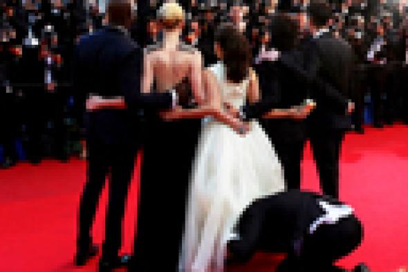 بالفيديو: الذعر يصيب أمريكا فيرارا بعد اختراق صحفي لفستانها برأسه!