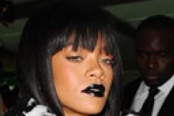 ريانا تمنع محتالون من استغلال أزمتها مع Instagram حول عريها