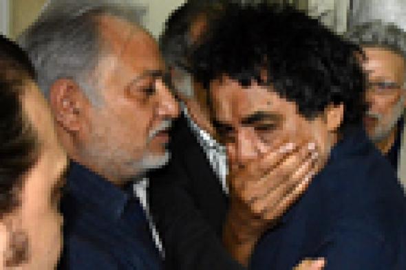 بالصور: محمد منير يبكي على فراق رفيقه حسين الإمام