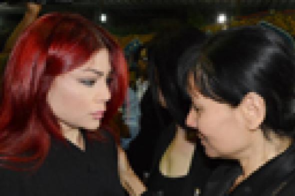 بالصور: هيفاء وهبي تواسي زوجة حسين الإمام