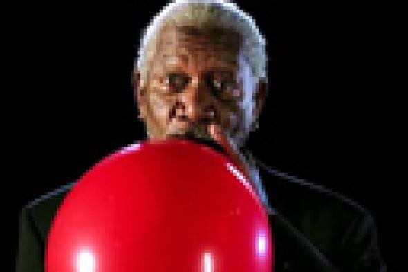 بالفيديو: اسمع صوت مورجان فريمان بعد استنشاق الهيليوم