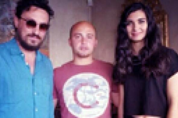 بالصورة: زوج التركية "لميس" يفاجئها بحضور تصوير مسلسلها الجديد