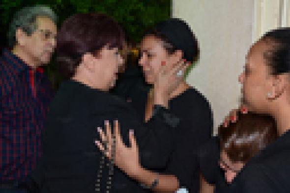 بالصور: انهيار ناهد السباعي في عزاء والدها