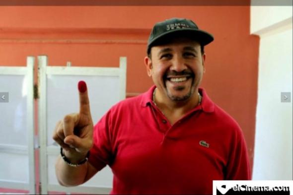 هشام عباس يغني تسلم الأيادي في لجنته ويدعو المصريين للنزول