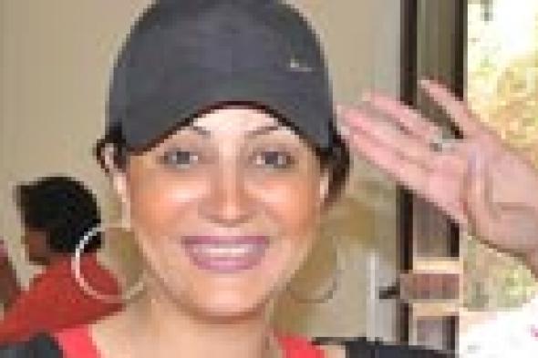 بالصور: وفاء عامر تؤدي التحية العسكرية بعد تصويتها للسيسي