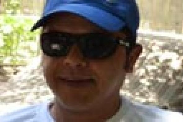 بالصور: هنيدي وأسرته يرفعون شعار I Love Egypt وهم يختارون رئيس مصر