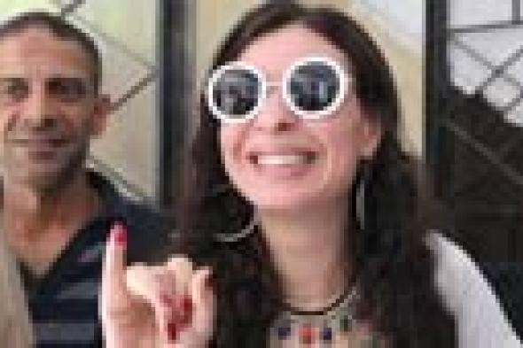 بالصور: "ابتسامة" دينا ترافقها في انتخابات الرئاسة