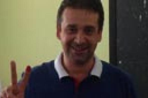 صورة: كريم عبد العزيز يشير بعلامة النصر بعد اختياره للسيسي رئيسا