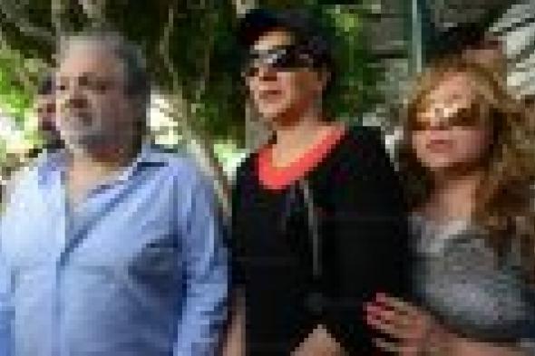 بالصور: الحزن يخيم على الفنانين في جنازة الراحلة فايزة كمال