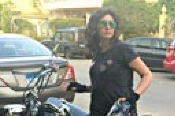 بالصور: الفنانة حسناء تنتخب السيسي على دراجة بخارية!