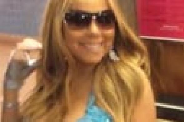 بالصور: ماريا كاري تستقل "مترو نيويورك" بفستان ملفت للانتباه