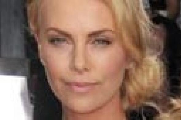 تشارليز ثيرون تشعر بانتهاك عرضها عندما يتدخل الإعلام في خصوصياتها