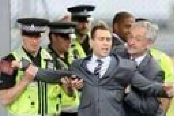 ممثل يرتدي بدلة لاعبي إنجلترا والقبض عليه قبل السفر للمونديال