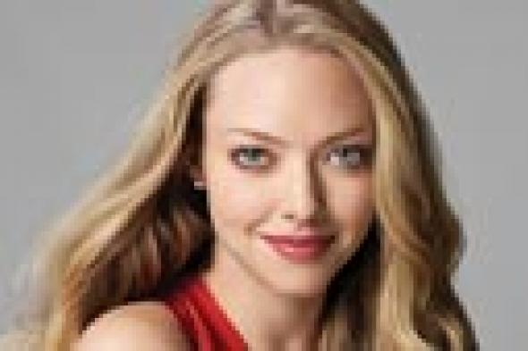 أماندا سيفريد تهنئ صديقها بعيد ميلاده بصورة نادرة من طفولتها