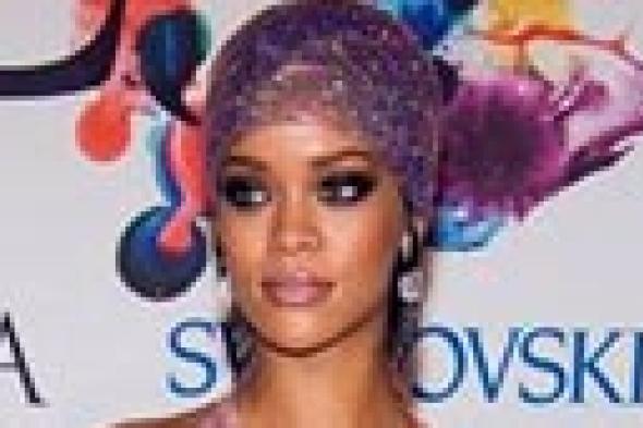 ريانا تثير حيرة شبكة CNN بسبب فستانها الفاضح