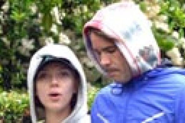 صورة: علامات الحمل ظاهرة على سكارليت جوهانسون خلال جولتها مع خطيبها