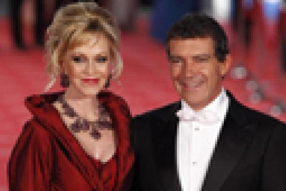 زوجة أنتونيو بانديراس تطلب الطلاق بعد زواج دام 18 عاما